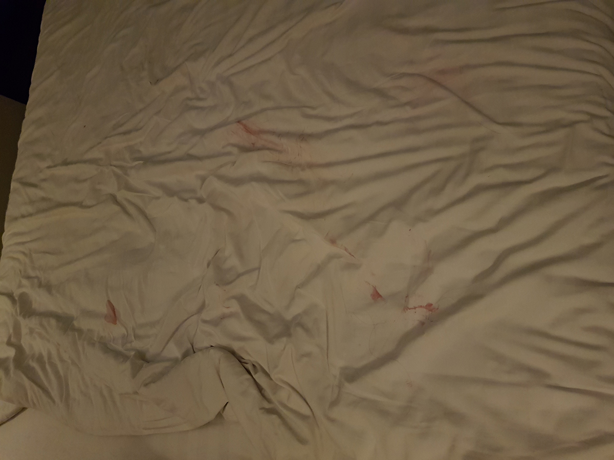 西班牙姑娘有月经，我告诉她我真的不在乎，成功说服了她，幸亏是在她的宾馆，要是在我的床上就麻烦了。